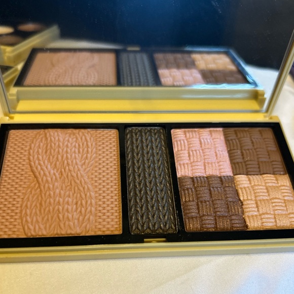 Ready To Wear TWIN SET COMPACT WITH BLUSH, EYELINER, EYESHADOW FULL SIZE PEACH - Picture 1 of 4